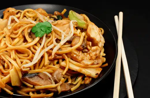 Chow mein is a great substitution for lo mein noodles.